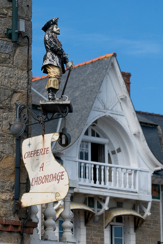 Bretagne 09-2012 D35_0707 als Smart-Objekt-1 Kopie.jpg - Das Aushängeschild einer französischen Creperie passt sich sehr gut dem flair der umliegenden Häuser an